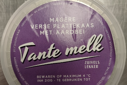 Platte kaas met aardbei